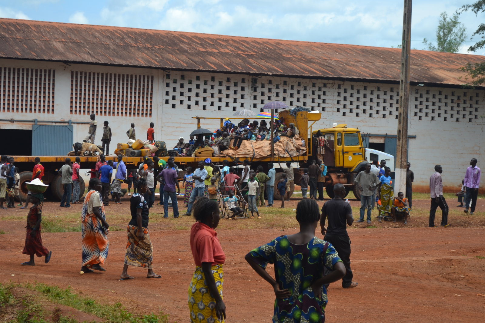 CHRISTIAN PEOPLE ESCAPING ON A TRUCK TO BANGUI OCTOBER 2013 - Copia