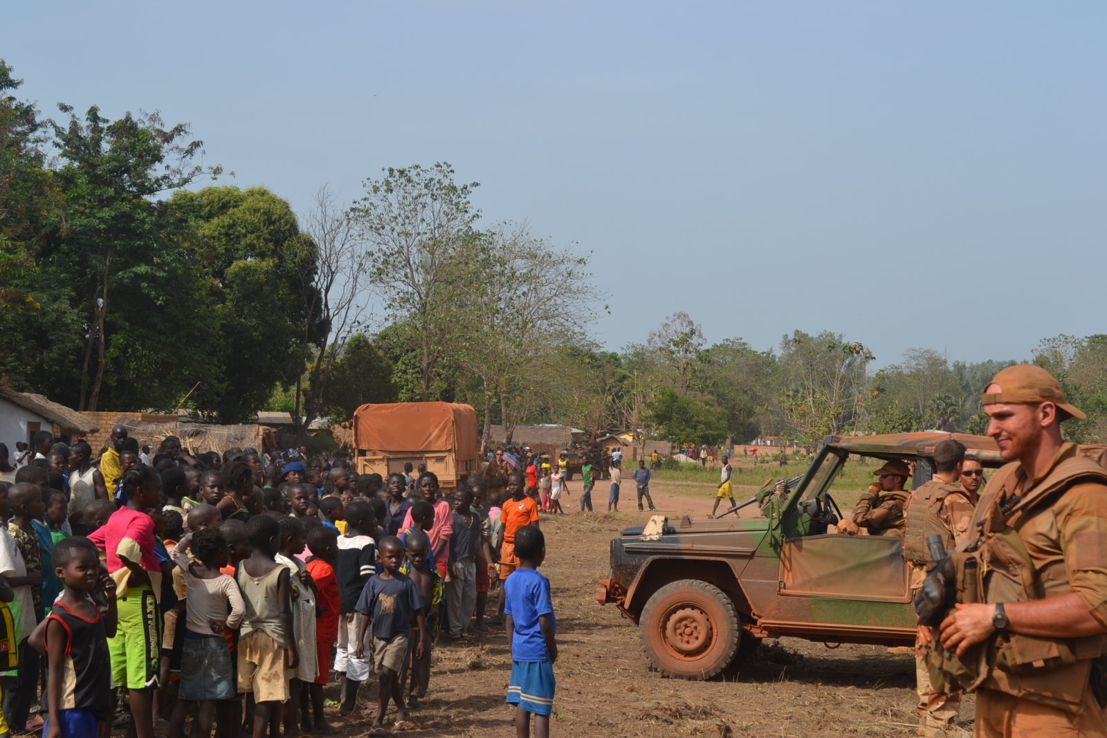 Children-with-soldiers-in-KB-2-Copia