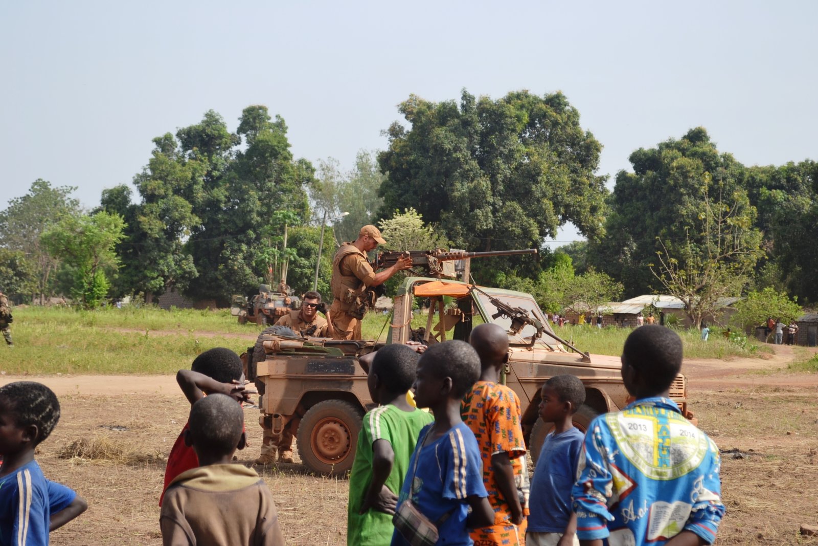 Children-with-soldiers-in-KB